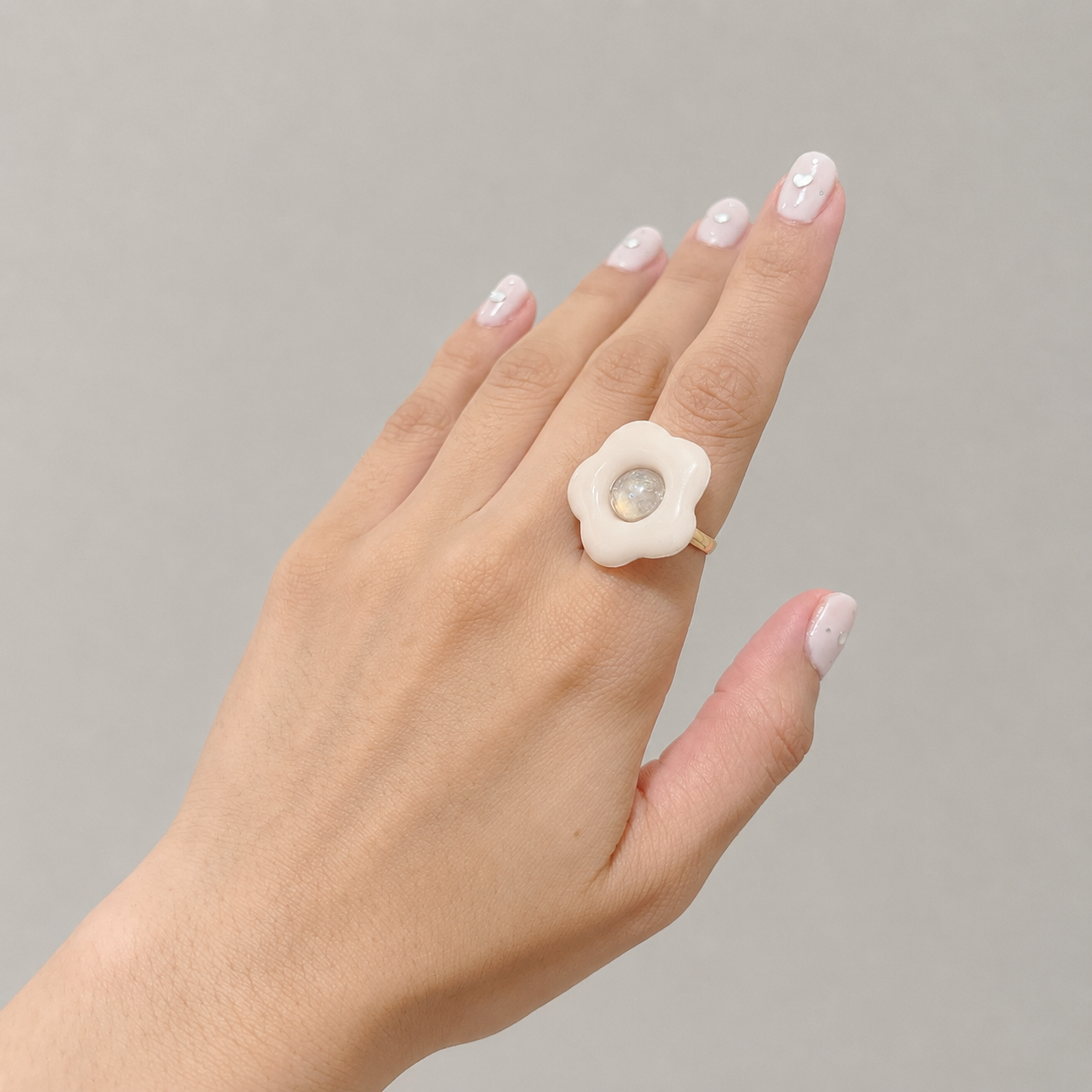 手戴奶油白花朵戒指
